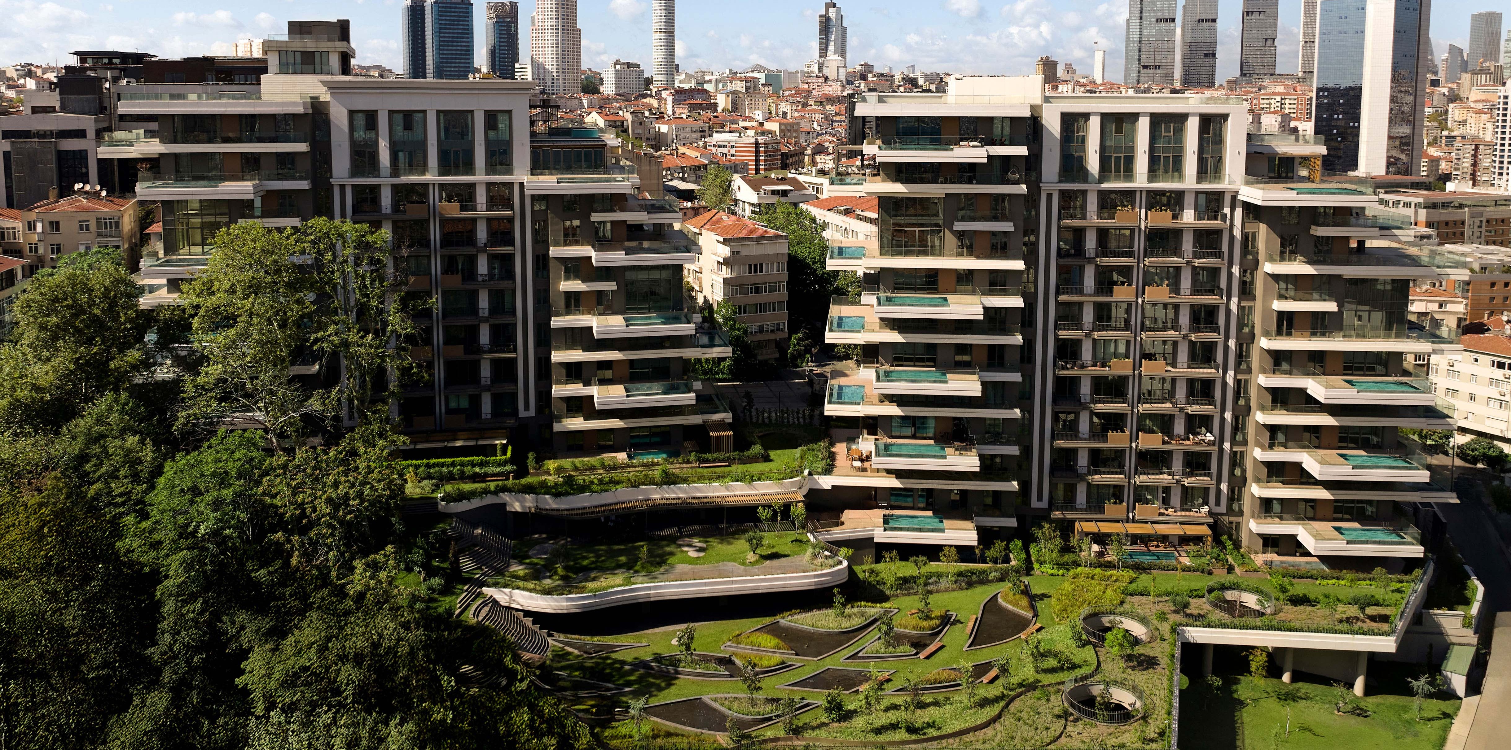 Cam cepheli geniş balkonlarıyla Nişantaşı Koru, konfor ve zarafeti bir araya getiriyor.